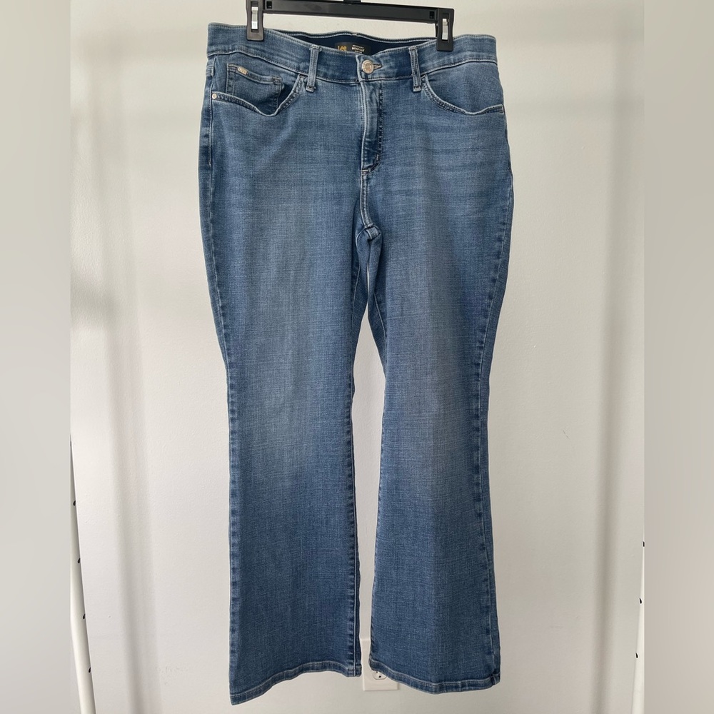 Lee Regular Fit Bootcut Mid Rise Short Jeans